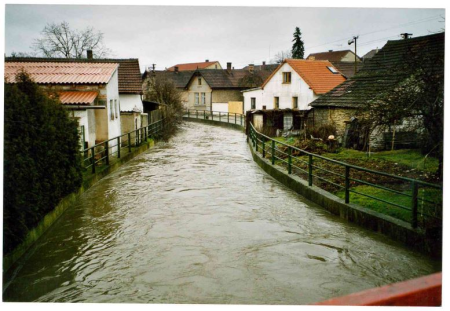 Opevněné koryto pod silničním mostem ul. 9. května