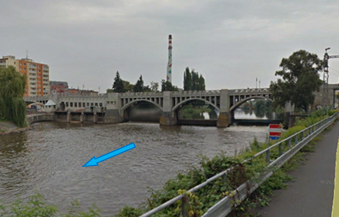 Pohled proti proudu na jez a prostor malé vodní elektrárny pod mostem (na levé straně snímku).