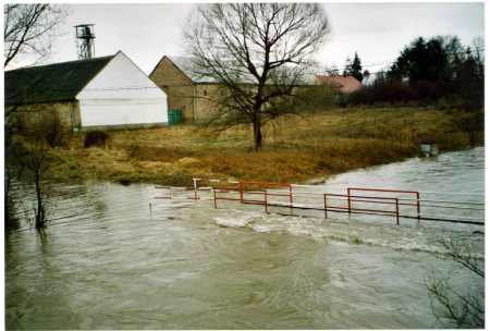 Lávka pod železnicí