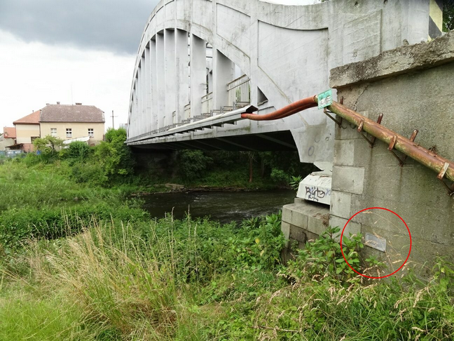 Povodňová značka na mostě spojující obce Tuřice a Předměřice nad Jizerou