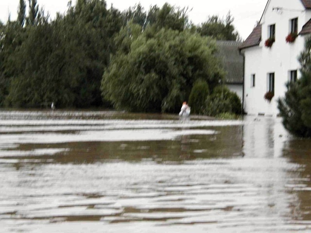 Na Podole – nemovitost pana Maška – vedle hotelu Barbora; 3 hodiny po kulminaci Litavky, 14 hodin před kulminací Berounky. Fotografie byla pořízena 13.8.2002 – v 10 hodin. 