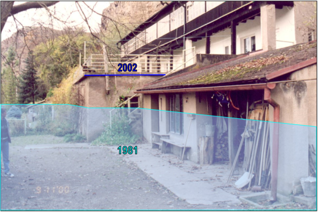 Fotografie z 9. 11. 2000 – dům paní Nekolné s naznačením výšky vody při povodni v zimě 1981/82.