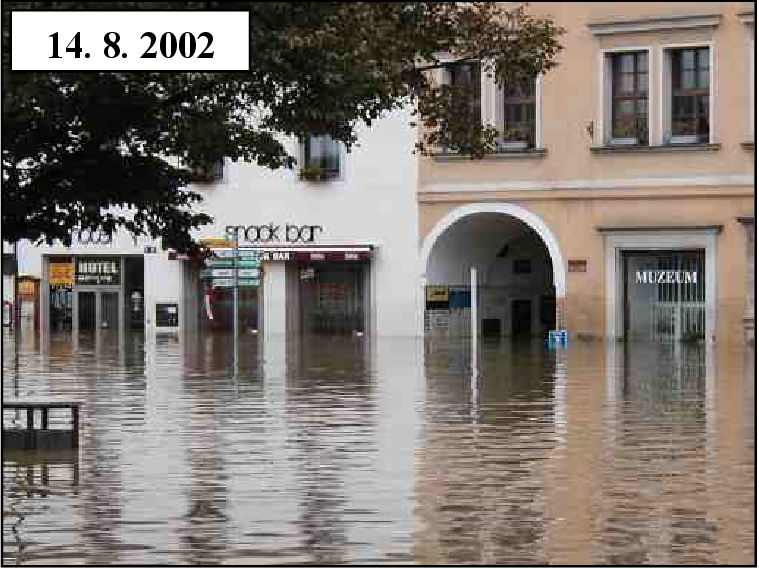 Husovo náměstí - budova muzea. Fotografie byla pořízena 14. srpna 2002 - 10 hodin.