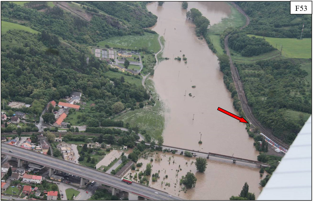 Berounka při povodních v červnu 2013 (5.6.2013), pohled po proudu na koryto řeky, na levém břehu ČOV, na pravém HP kategorie A Beroun.