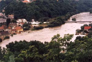 Pohled na Nižbor během povodně v srpnu 2002